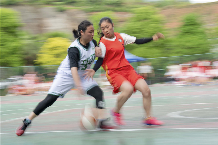 青春洋溢學(xué)子風(fēng)采   奮勇拼搏為校爭光