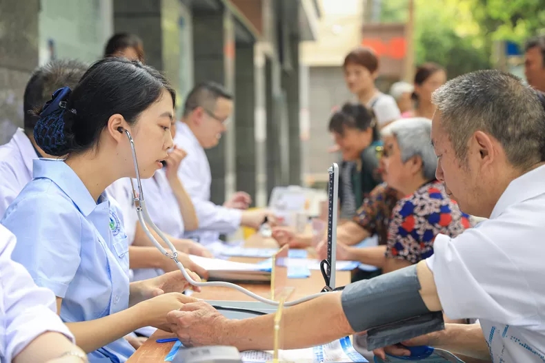 南充衛(wèi)生學(xué)校附屬醫(yī)院  第二屆“中國醫(yī)師節(jié)”義診活動