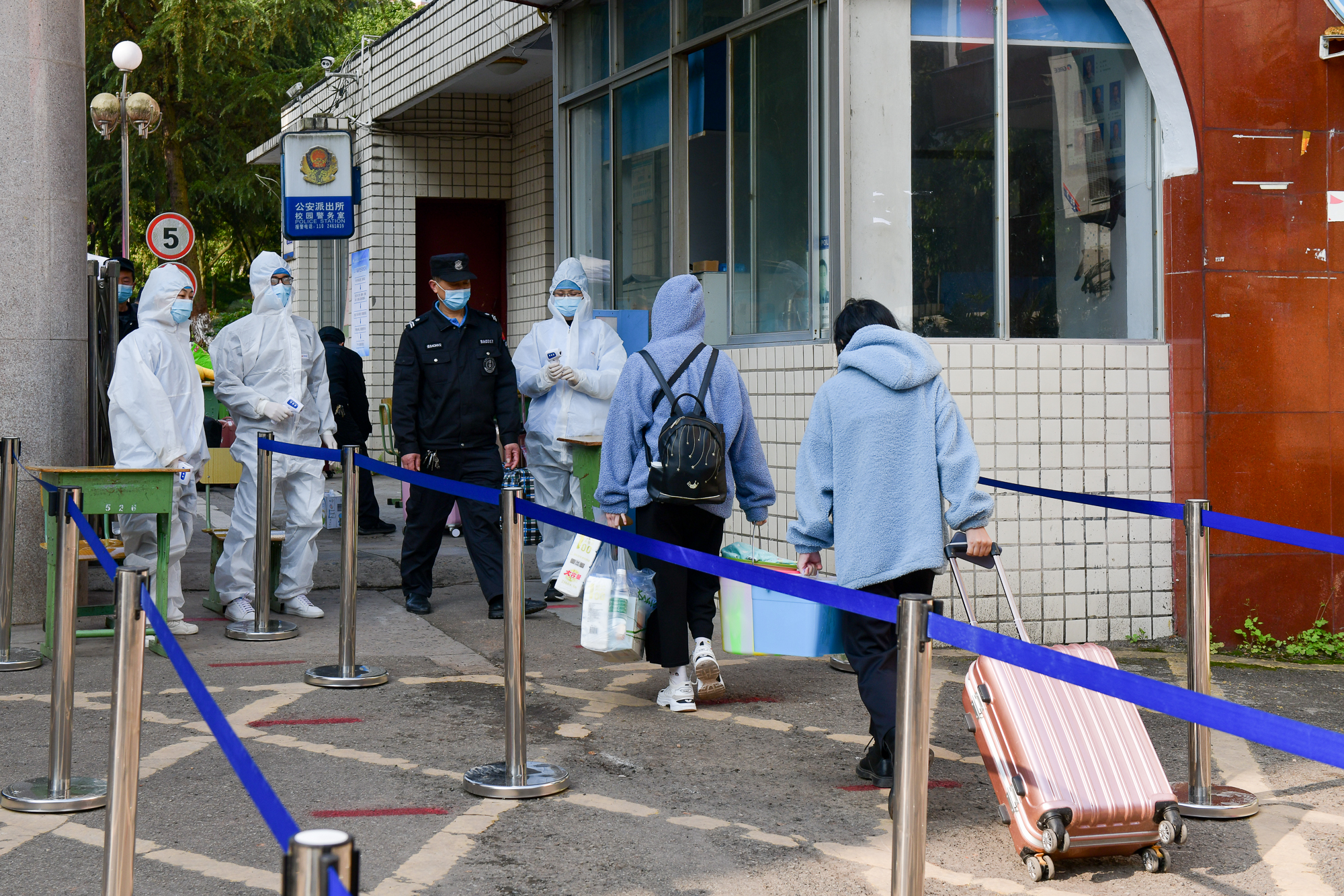測體溫有序入校 重安全復學復課