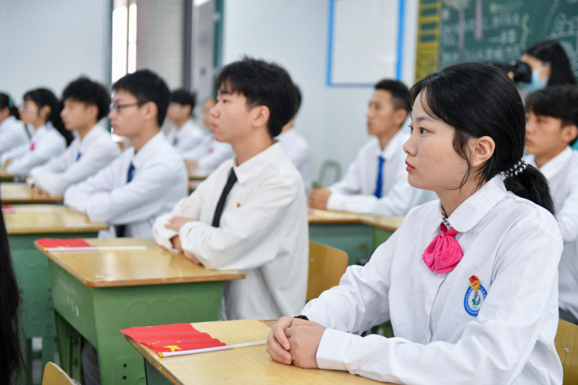 四川省南充衛(wèi)生學(xué)校舉行慶祝新中國成立71周年線上升旗儀式